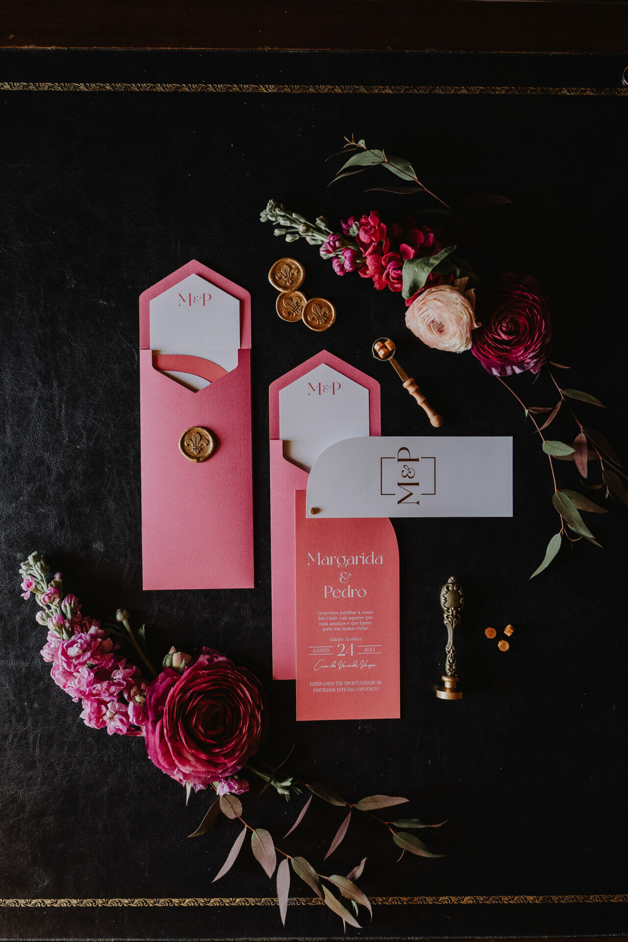 Convite casamento em rosa com dourado e lacre