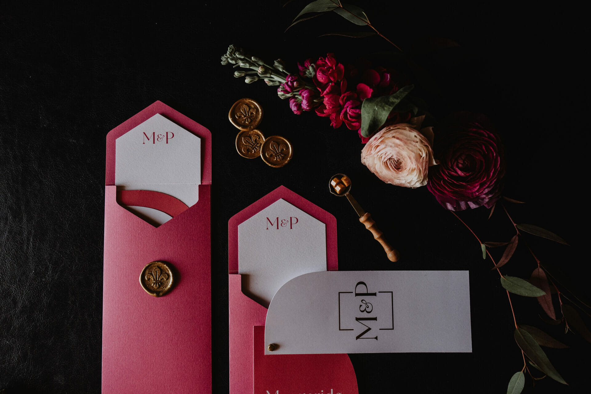 Convite casamento delicado em rosa forte