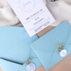 Detalhes convite batizado azul envelope e lacre