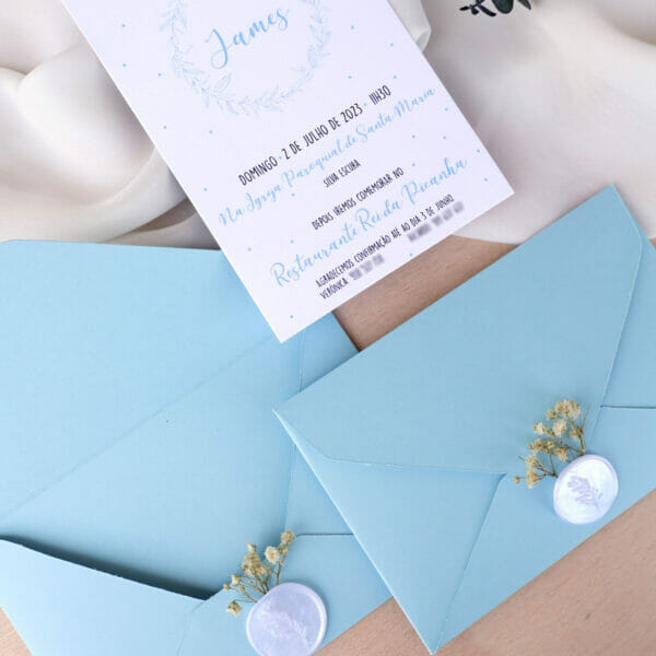 Detalhes convite batizado azul envelope e lacre
