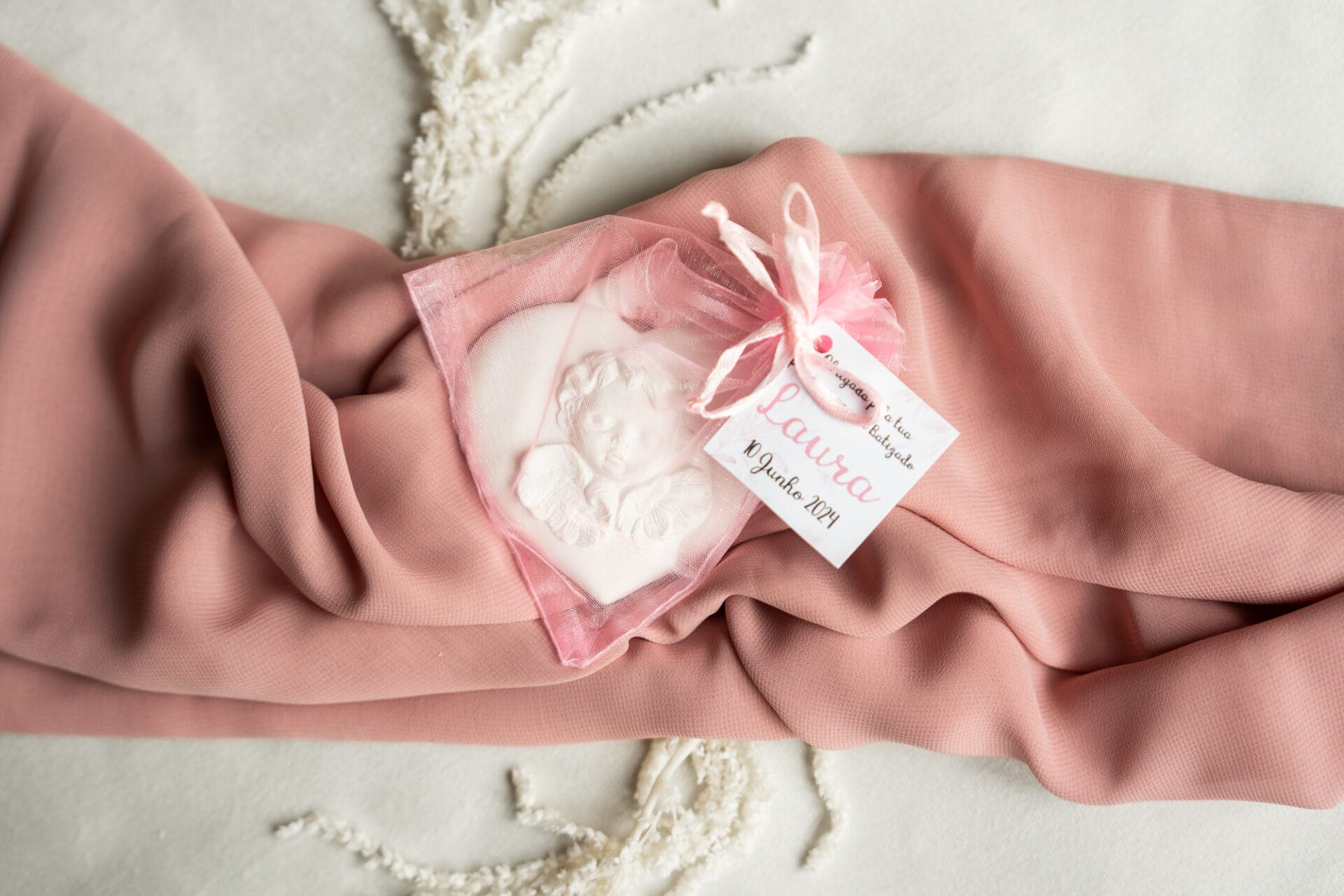 Lembrança Batizado Anjo Coração gesso com saco de organza