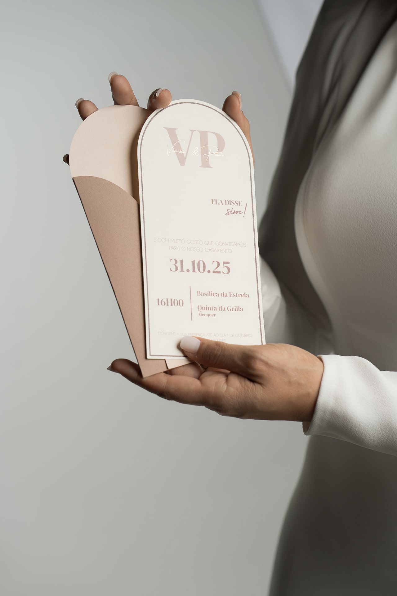 Convites casamento corte moderno redondo em tons de cor de rosa