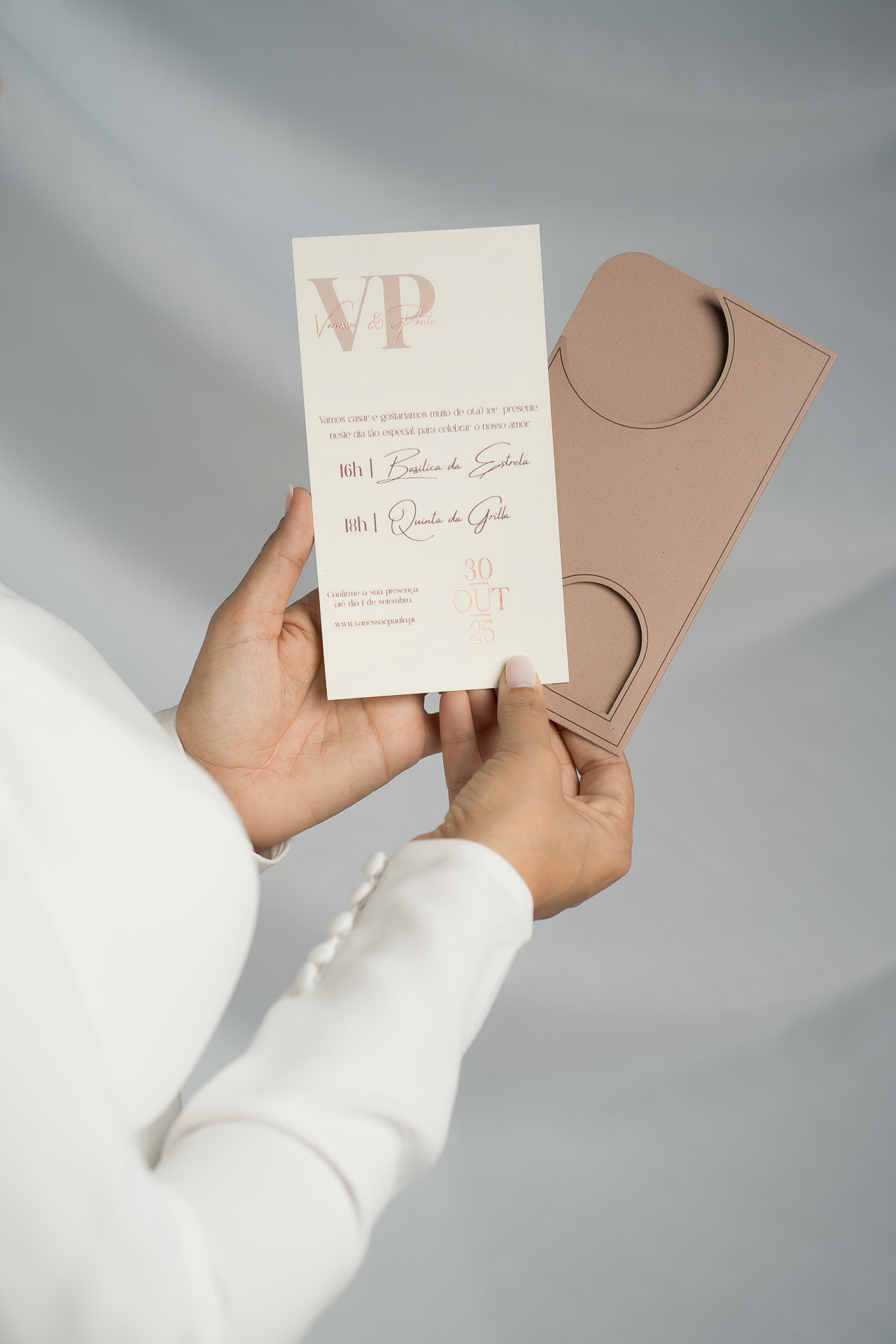 Convites casamento em rosa gold com impressão espelhada