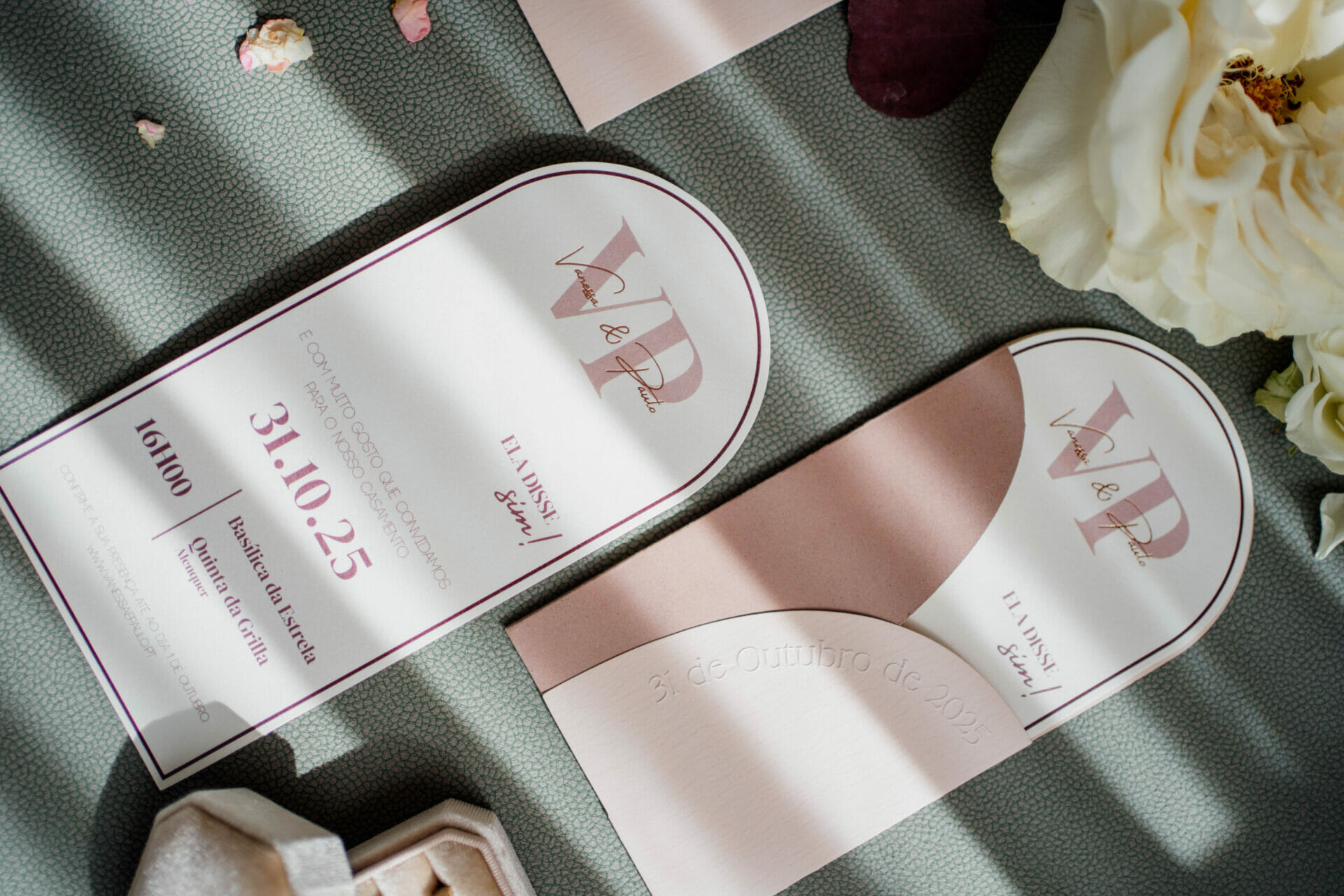 Convite de casamento com traços redondos