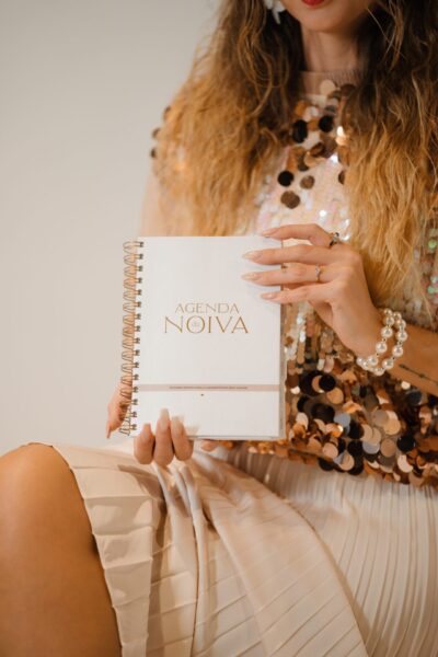 Agenda da Noiva personalizada com capa branca e espiral, produzida pela Miminhos Rita Catita