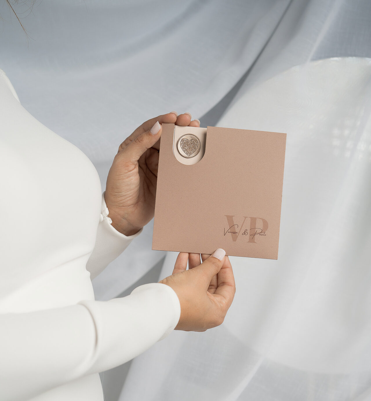 Convite de casamento com lacre e em tons de rosa velho