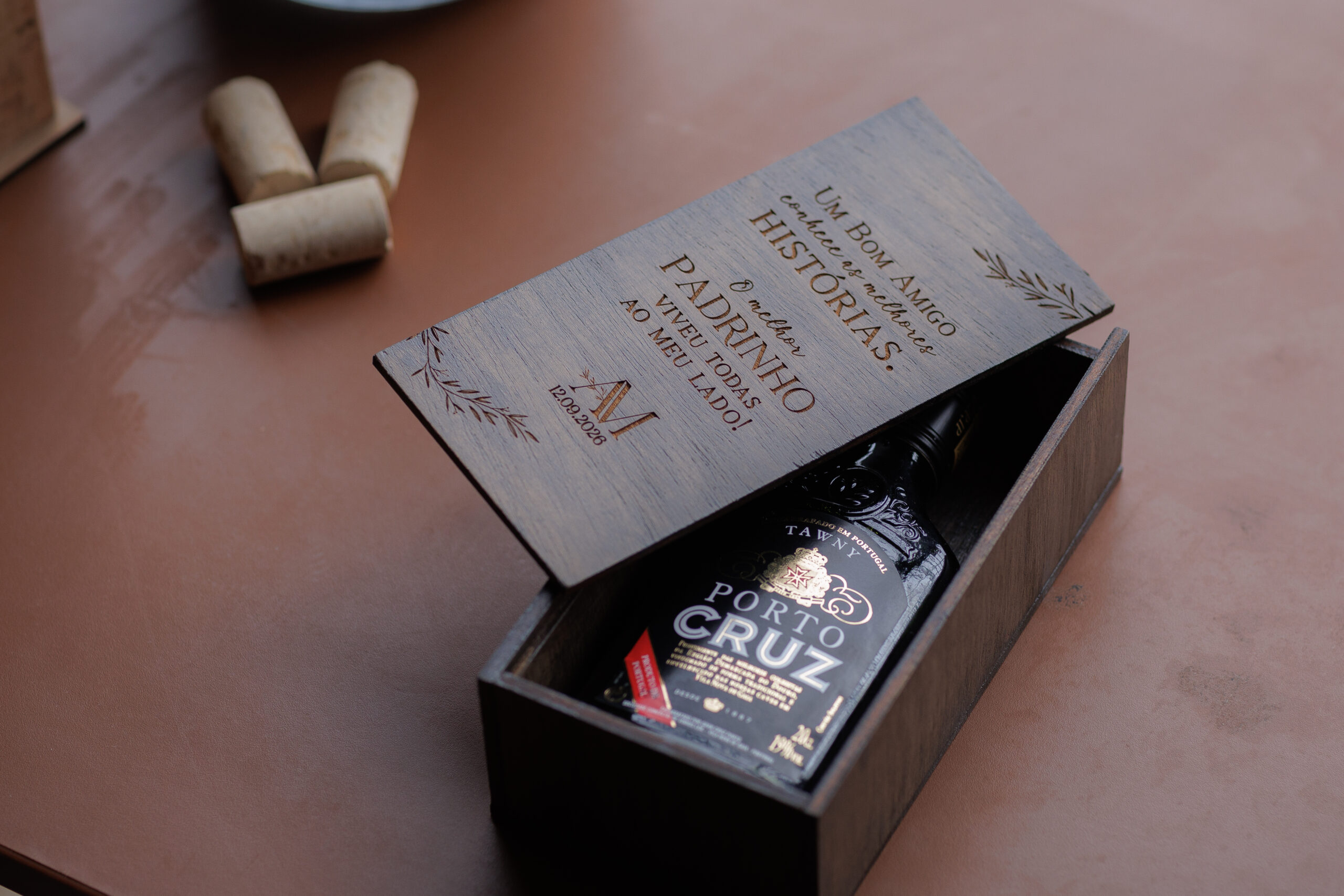Lembrança de Casamento Caixa Madeira com Garrafa de Vinho do Porto