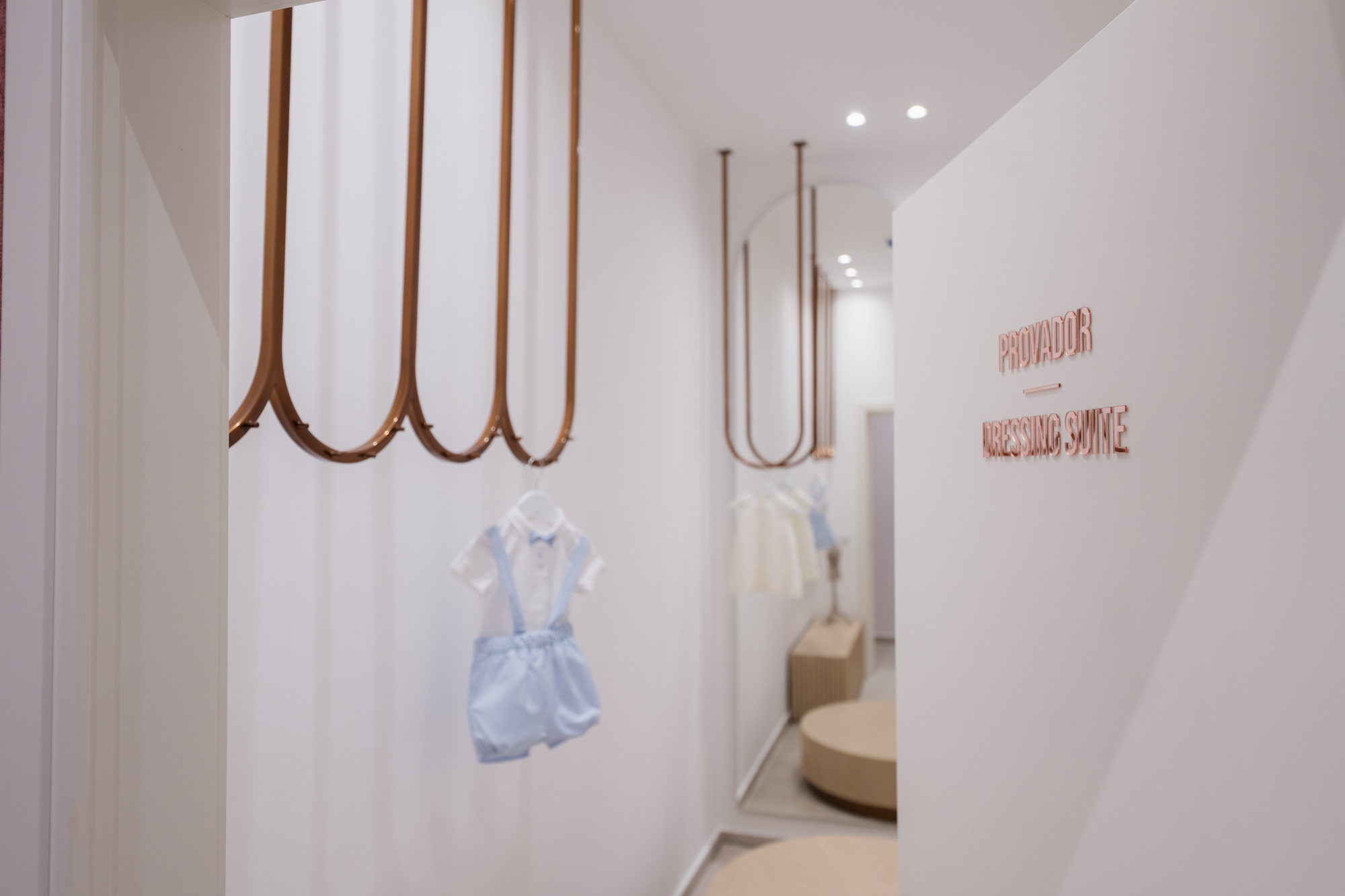 Provador com conforto para fatos e vestidos de batizado