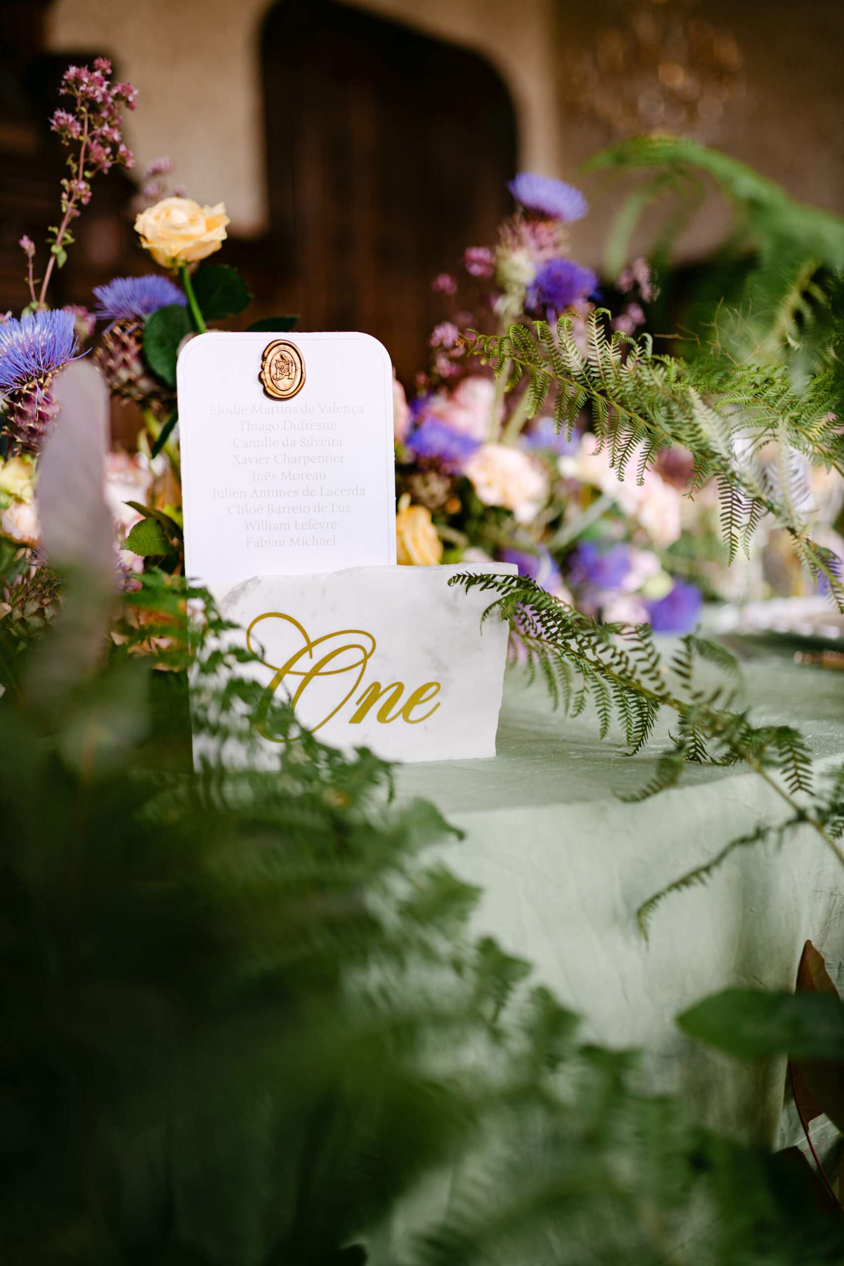 Marcador de mesa em pedra gravada inspirado na arquitetura do castelo