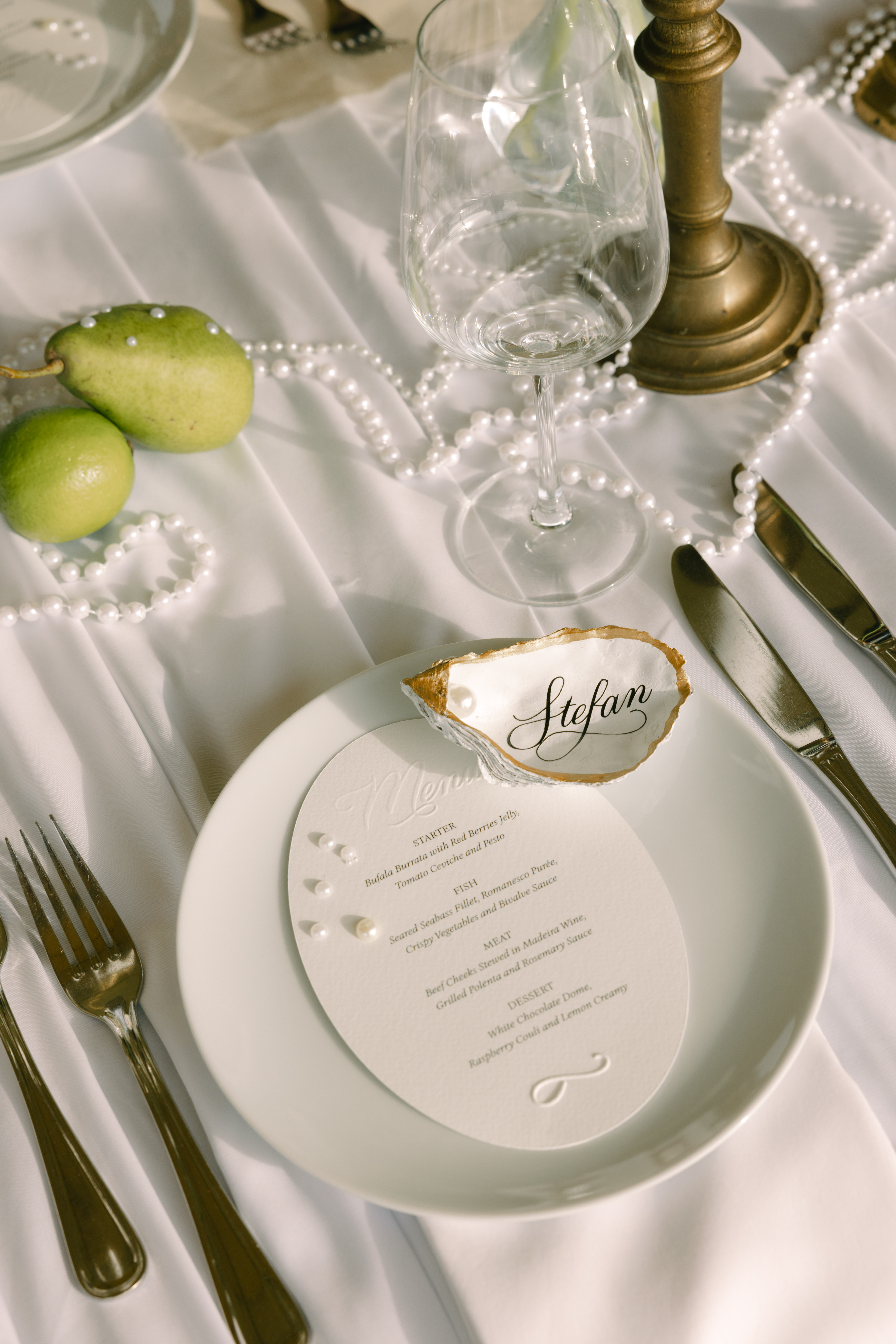 Menu com pérolas e alto relevo com marcador de lugar ostra - wedding menu with pearls and oyster place tag