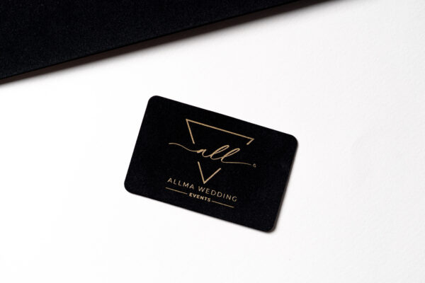 Estacionário corporativo de luxo com design de identidade visual e cartões de visita premium.