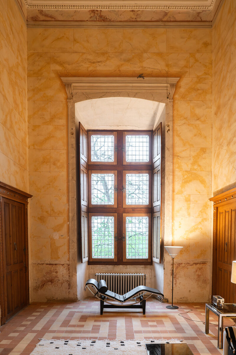 Detalhe do editorial de casamento no Château Savignac, com estacionário em veludo bordeaux da Miminhos Rita Catita