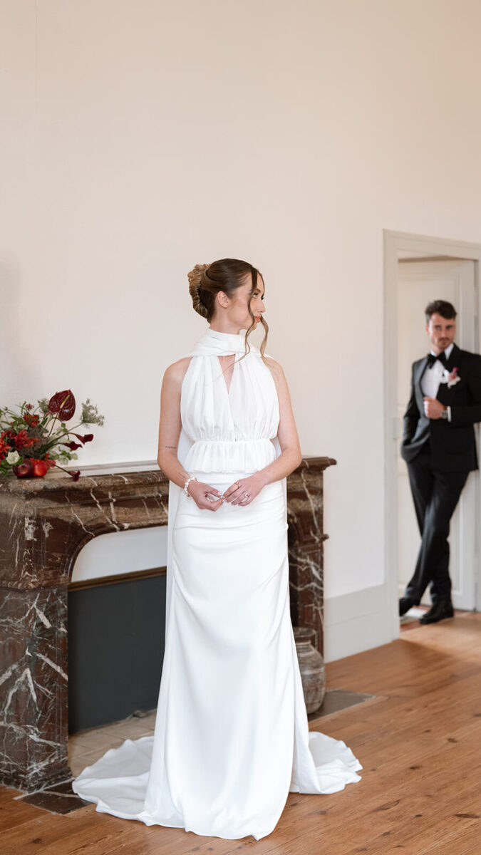 Detalhe do editorial de casamento no Château Savignac, com estacionário em veludo bordeaux da Miminhos Rita Catita