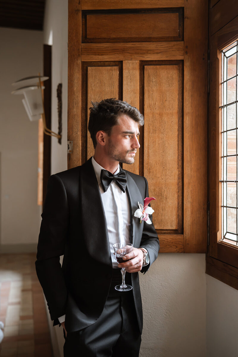 Detalhe do editorial de casamento no Château Savignac, com estacionário em veludo bordeaux da Miminhos Rita Catita