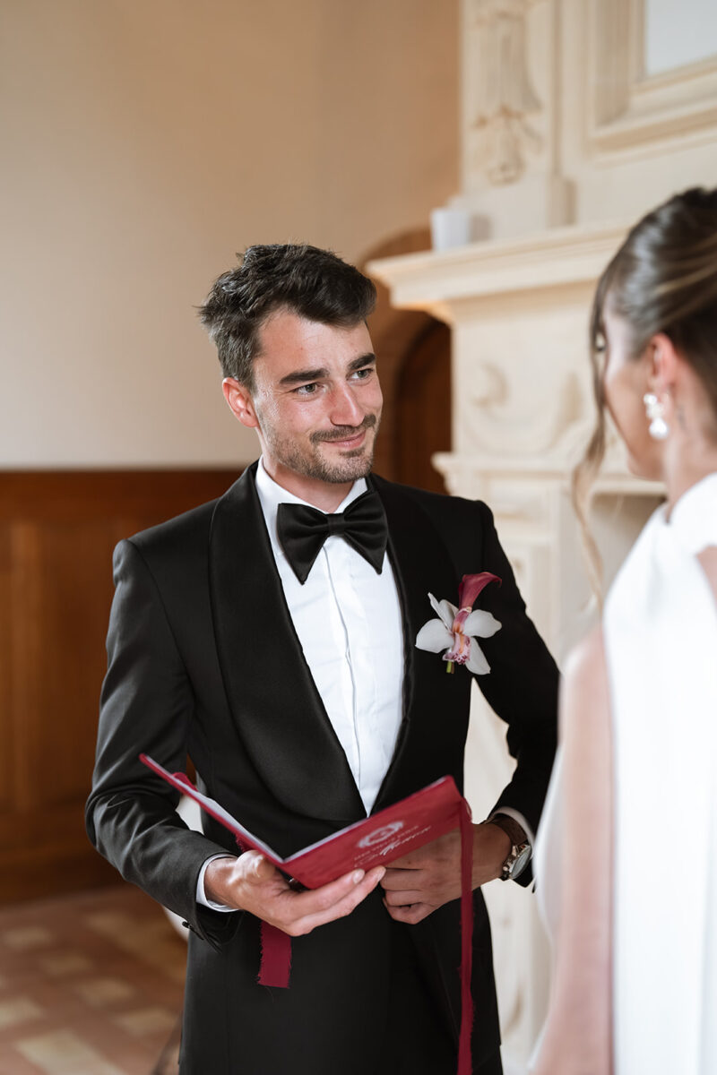 Detalhe do editorial de casamento no Château Savignac, com estacionário em veludo bordeaux da Miminhos Rita Catita