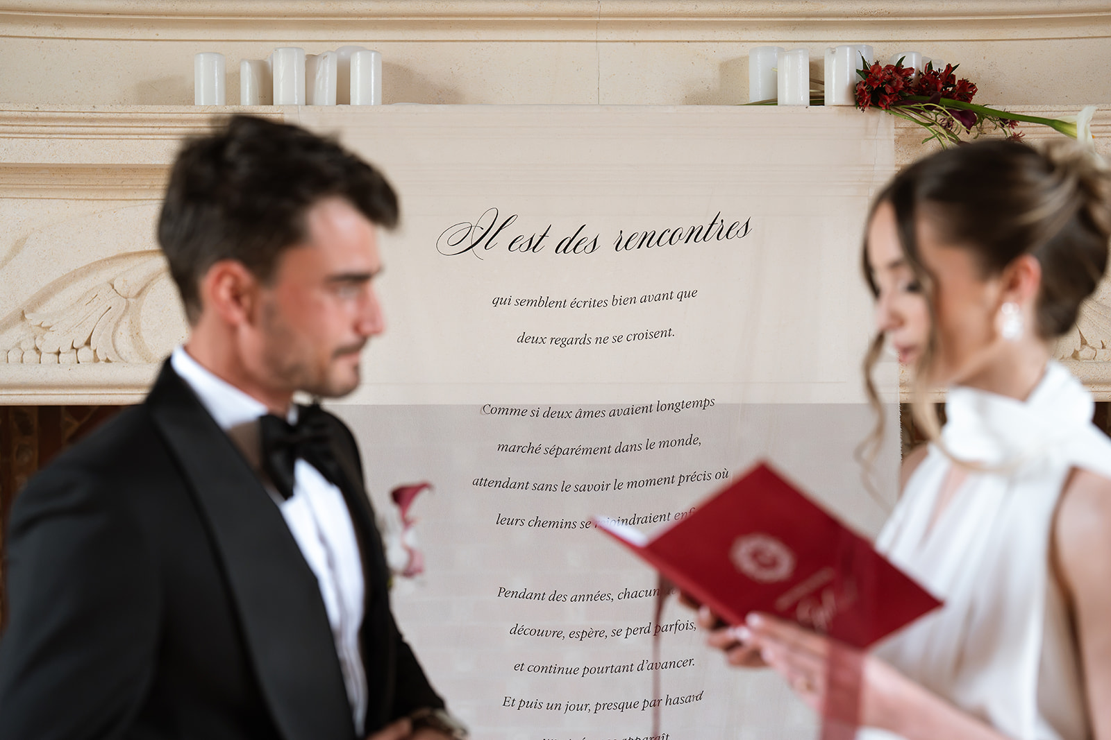 Noivos com livro de votos em veludo bordeaux no editorial de casamento do Château Savignac