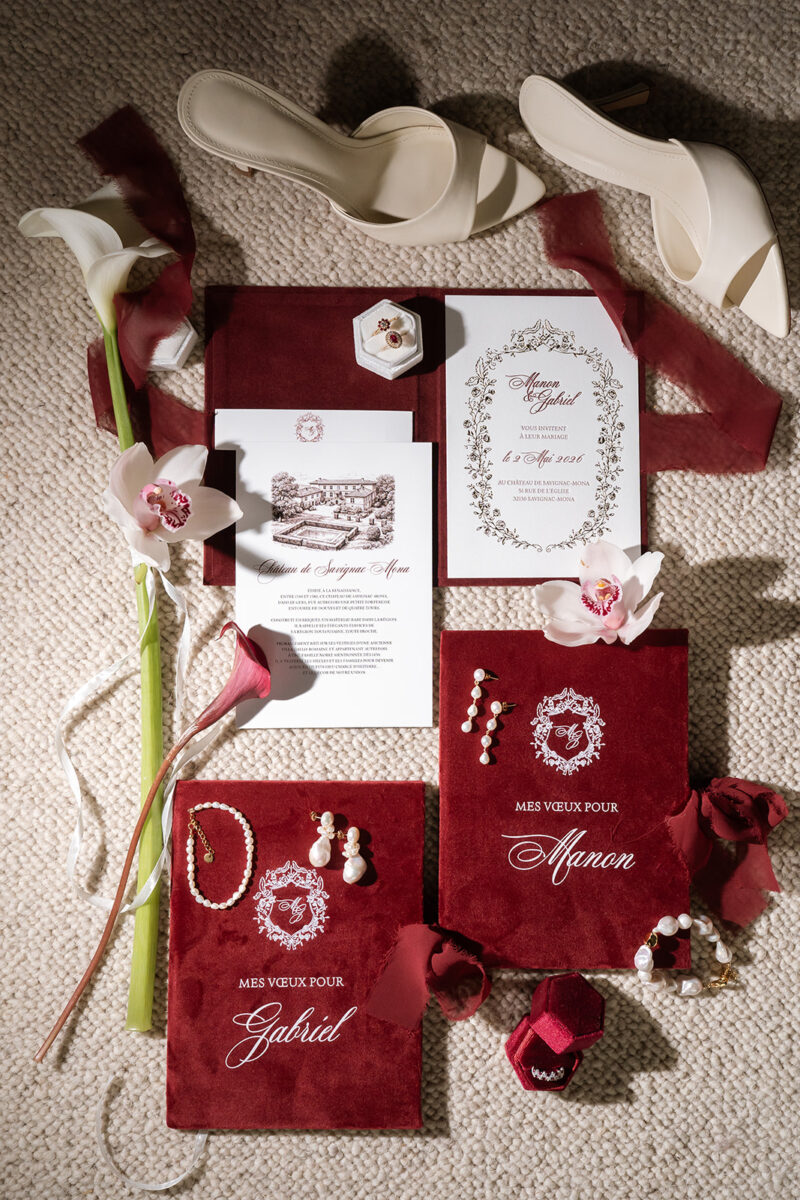 Convite de casamento em veludo bordeaux com letterpress no Château Savignac