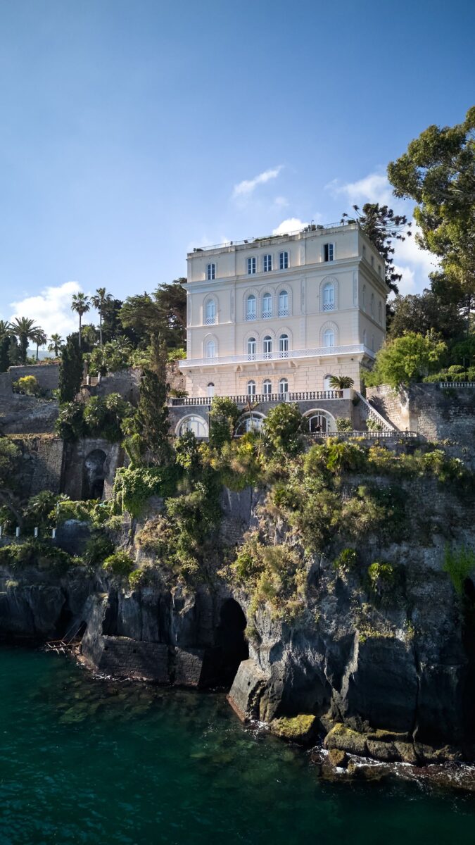 Detalhe do editorial de casamento na Villa Astor, em Sorrento, com estacionário em renda da Miminhos Rita Catita