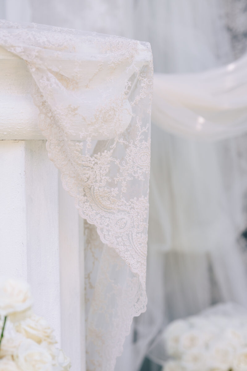 Detalhe do editorial de casamento na Villa Astor, em Sorrento, com estacionário em renda da Miminhos Rita Catita