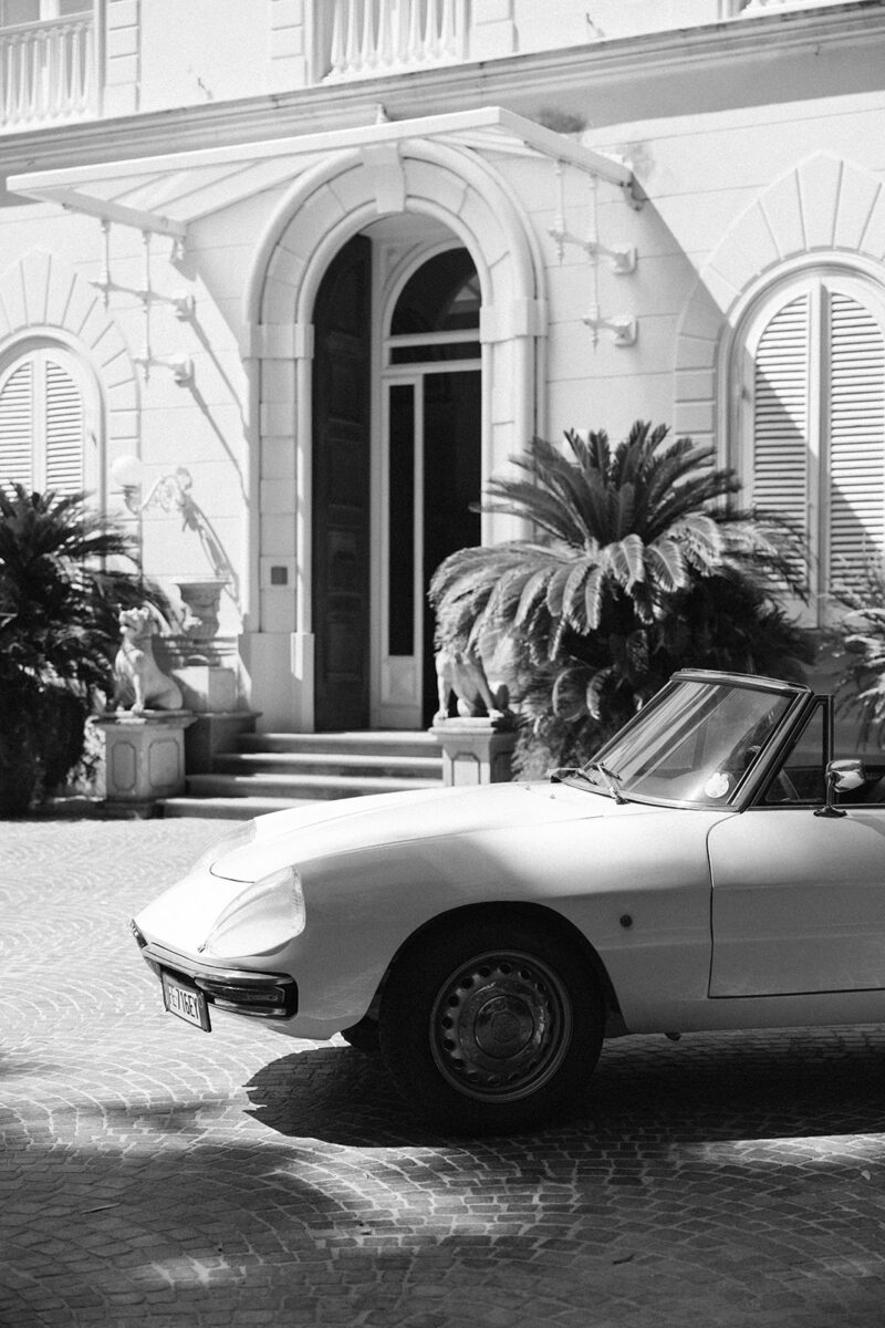 Detalhe do editorial de casamento na Villa Astor, em Sorrento, com estacionário em renda da Miminhos Rita Catita