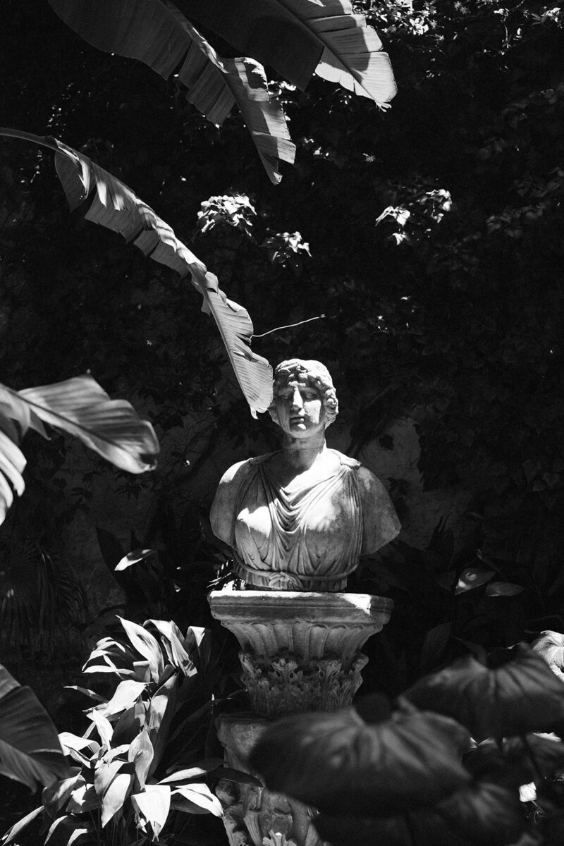 Detalhe do editorial de casamento na Villa Astor, em Sorrento, com estacionário em renda da Miminhos Rita Catita