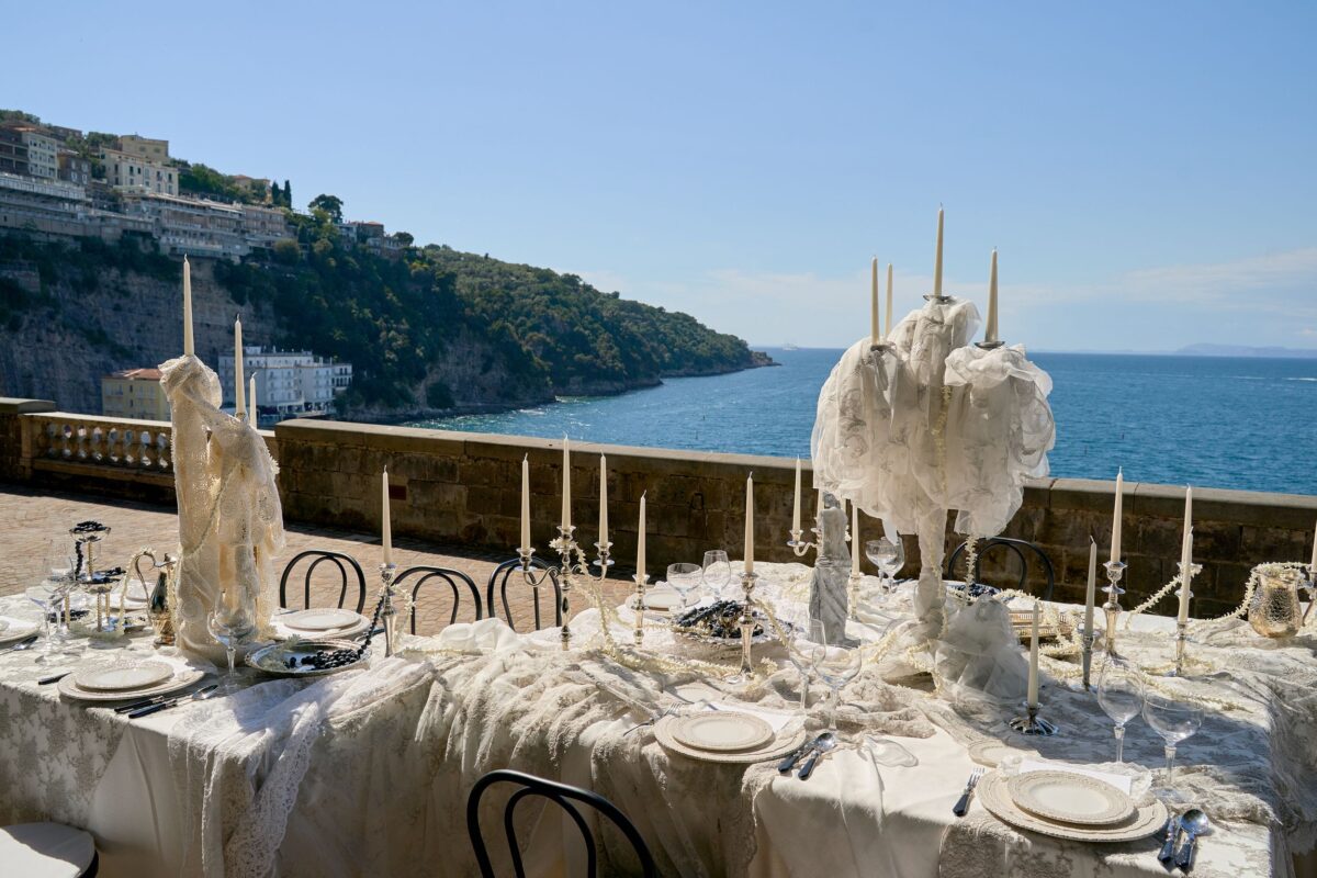 Mesa de casamento com vista para o mar na Villa Astor, em Sorrento, com estacionário da Miminhos Rita Catita
