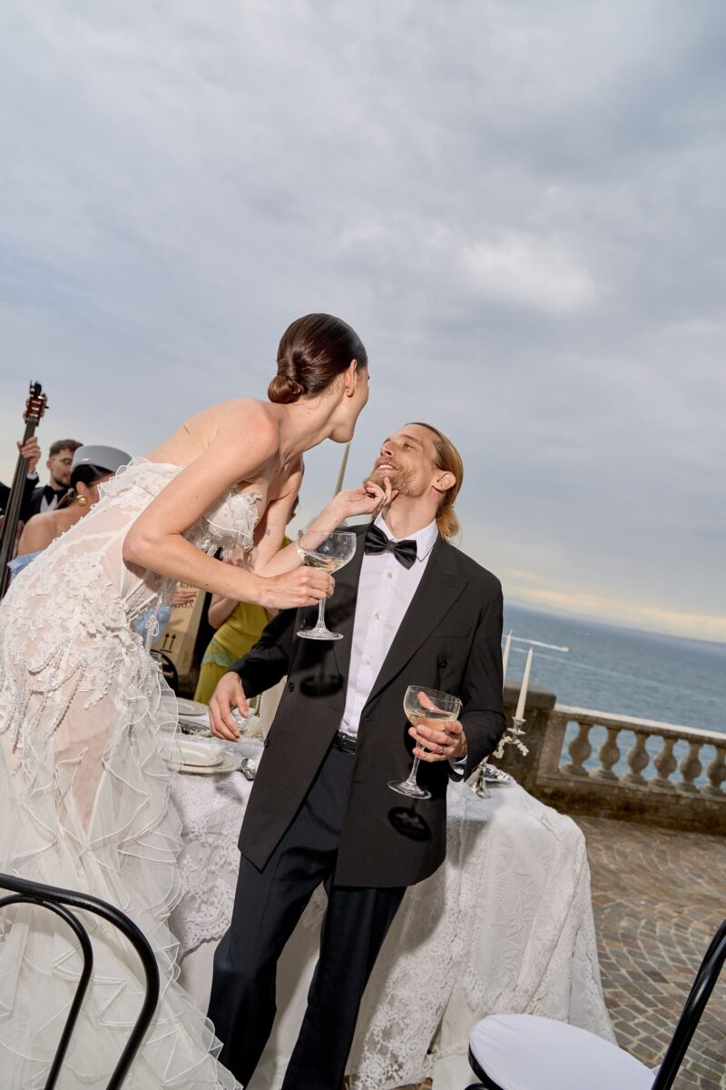 Detalhe do editorial de casamento na Villa Astor, em Sorrento, com estacionário em renda da Miminhos Rita Catita