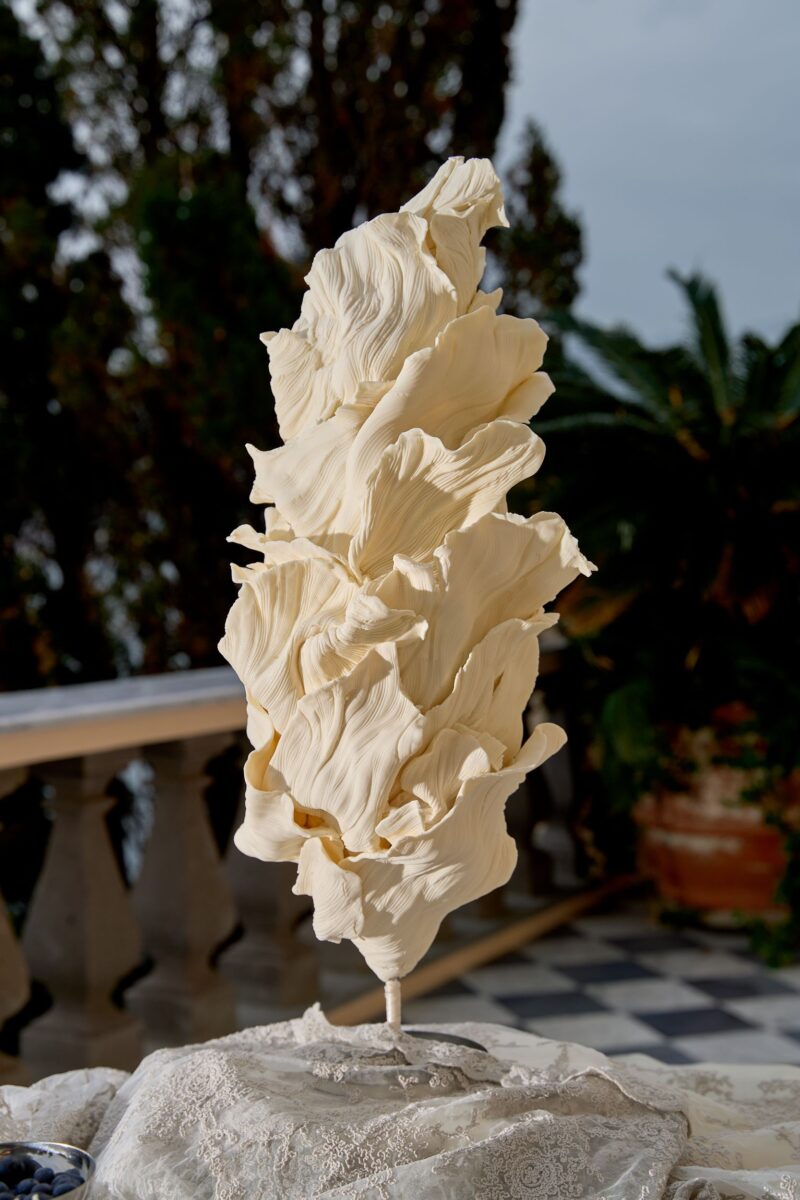 Detalhe do editorial de casamento na Villa Astor, em Sorrento, com estacionário em renda da Miminhos Rita Catita