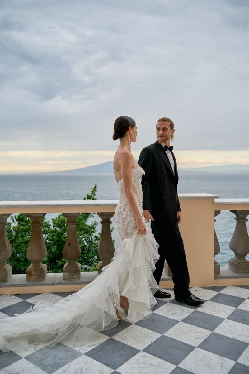 Detalhe do editorial de casamento na Villa Astor, em Sorrento, com estacionário em renda da Miminhos Rita Catita