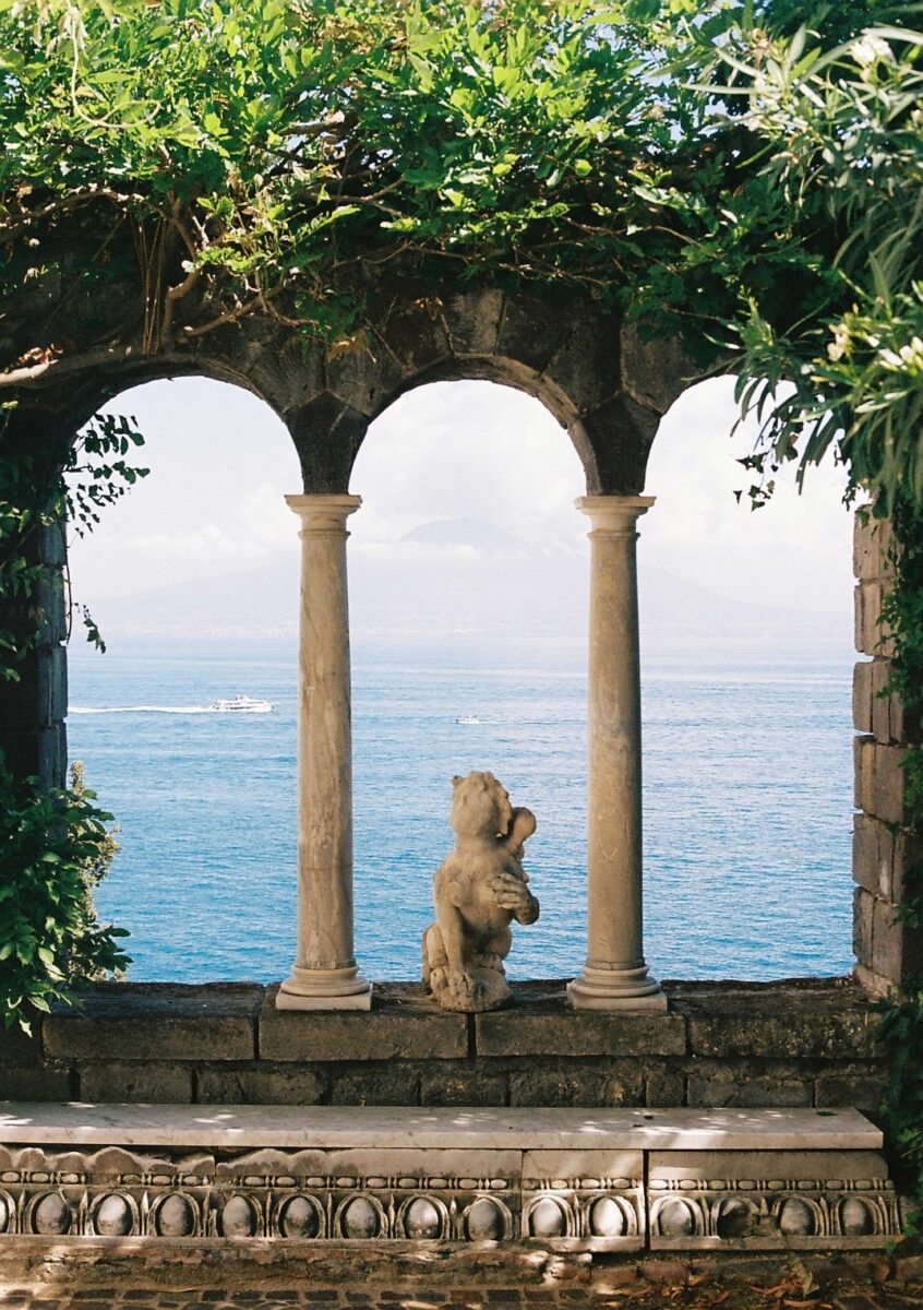 Detalhe do editorial de casamento na Villa Astor, em Sorrento, com estacionário em renda da Miminhos Rita Catita